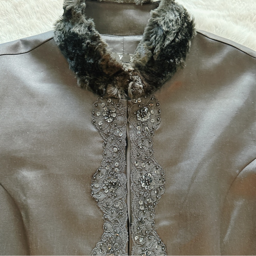 NWT Gorgeous Black Hype satin, beaded and faux fur coat. Size 10 - Picture 4 of 16